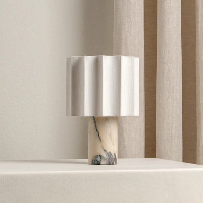 Lámpara de Mesa Minimalista con Pantalla Plisada en Mármol - Image 2