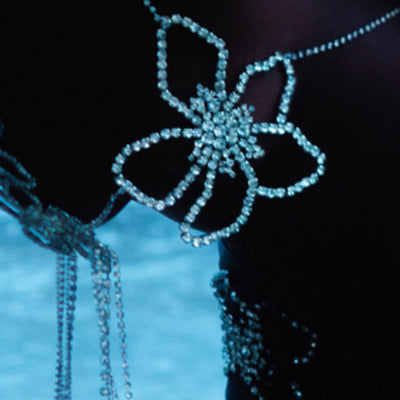 Cadena de Pecho con Flores y Cristales Brillantes - Image 10
