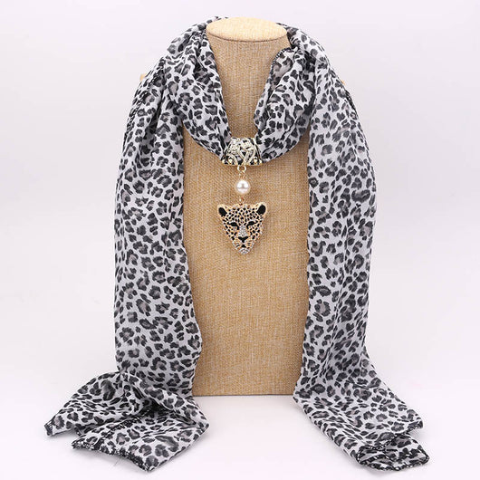 Collar Pañuelo de Chifón con Dije de Aleación Estampado - Image 3