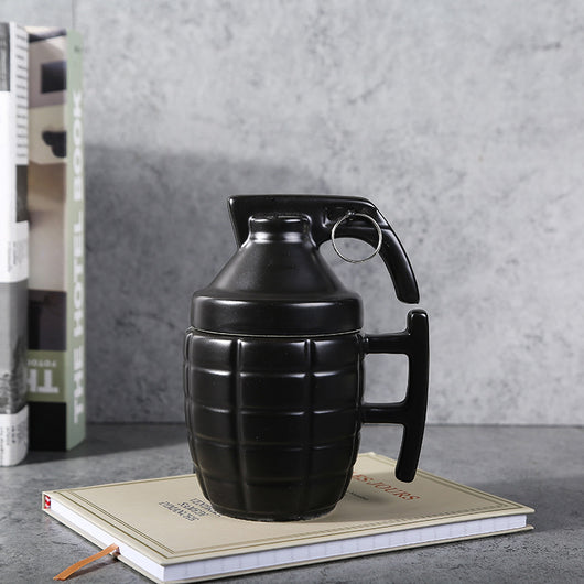 Taza de Cerámica Estilo Granada con Tapa - Diseño Militar Único