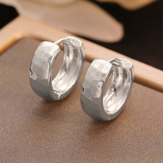 Aretes Redondos Texturizados: Elegancia Simple y Versátil - Image 9
