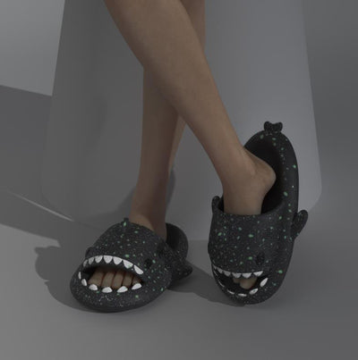 Pantuflas Tiburón con Luz Nocturna Diseño Noche Estrellada - Zapatillas de Casa para Parejas - Image 4