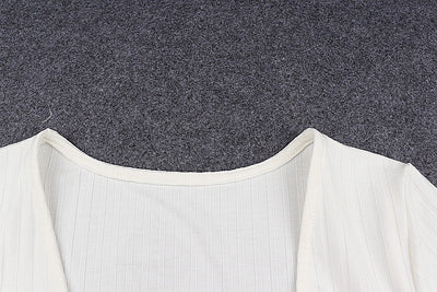 Playera Ajustada con Escote V y Detalles Brillantes - Image 11