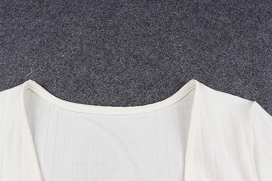 Playera Ajustada con Escote V y Detalles Brillantes - Image 11