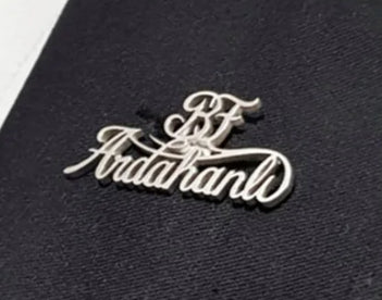 Broche de Acero Inoxidable Personalizado con Letras en Inglés - Image 7