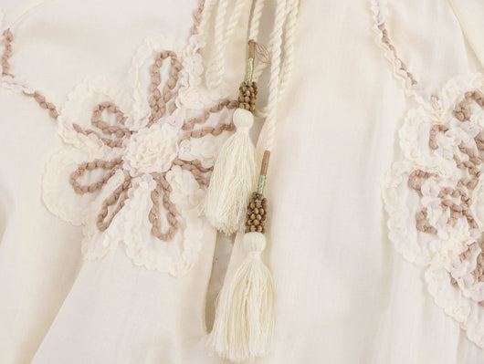 Blusa Elegante con Bordados Florales y Cuello en V - Image 12