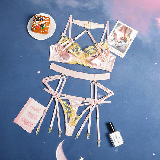 Conjunto Sensual de Tres Piezas en Satén con Detalles Calados