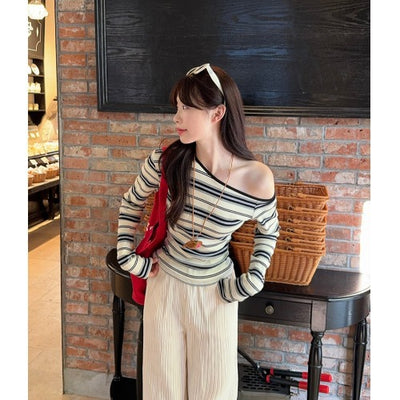 Blusa Rayada de Manga Larga con Hombro Descubierto - Image 6