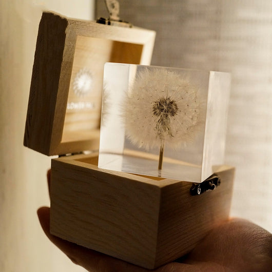 Cubo de Resina con Diente de León - Decoración Artesanal de Escritorio - Image 10