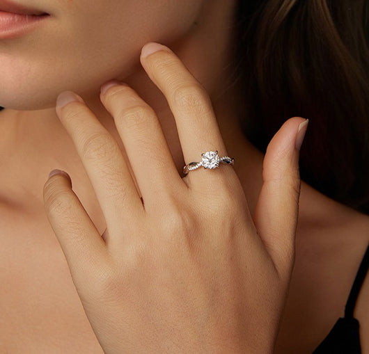 Anillo de Moissanita de 1 Quilate D Color con Diseño de Garra Retorcida - Image 3
