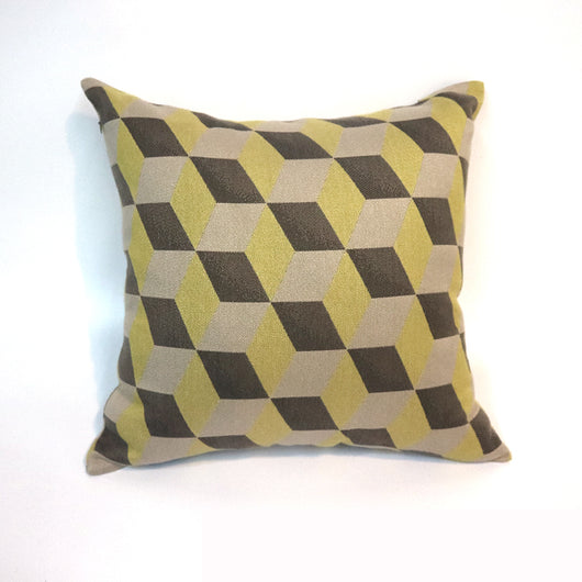 Almohada Naranja con Geometría Tridimensional Cuadrada - Image 12