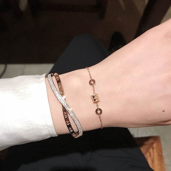 Pulsera de Acero Titanio con Baño de Oro 18k - Diseño Cruz