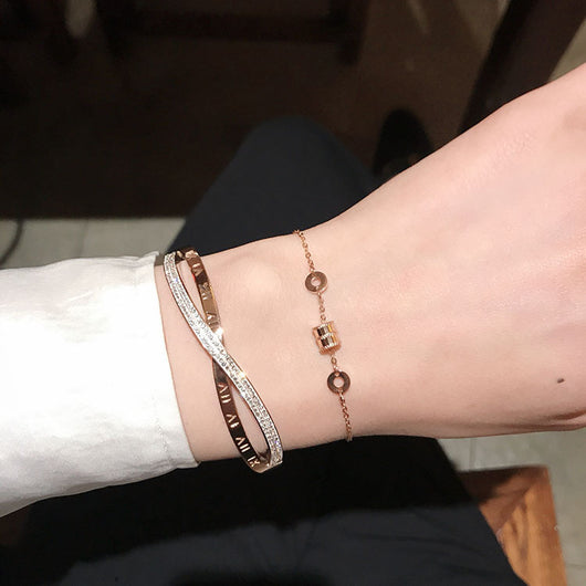 Pulsera de Acero Titanio con Baño de Oro 18k - Diseño Cruz - Image 2