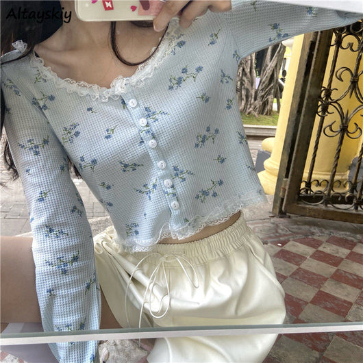 Blusa Floral con Encaje y Botones Delanteros - Image 2