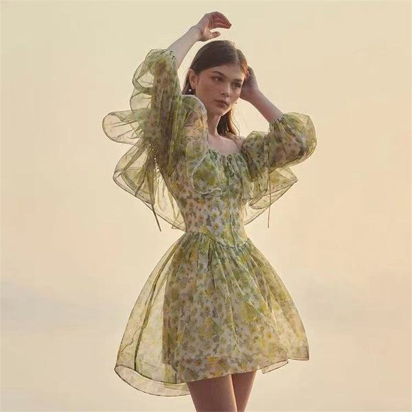 Vestido Navideño Floral con Volantes y Corte Ajustado