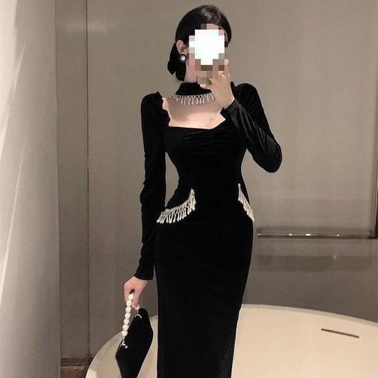 Vestido Negro Elegante con Cuello Cuadrado, Mangas Voluminosas y Detalle de Perlas