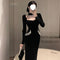 Vestido Negro Elegante con Cuello Cuadrado, Mangas Voluminosas y Detalle de Perlas