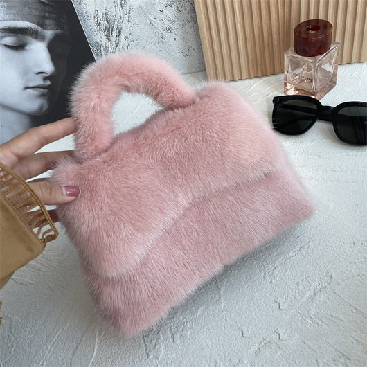 Clutch de Piel de Visón con Silueta Envolvente - Image 6