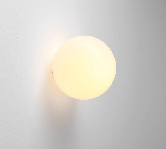 Lámpara de Pared Minimalista con Esfera de Vidrio para Sala de Estar - Image 5