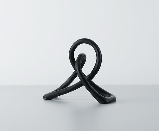 Ornamentos Geométricos Abstractos en Resina Negra con Nudo Retorcido - Image 6