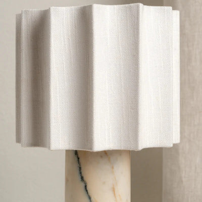 Lámpara de Mesa Minimalista con Pantalla Plisada en Mármol - Image 4