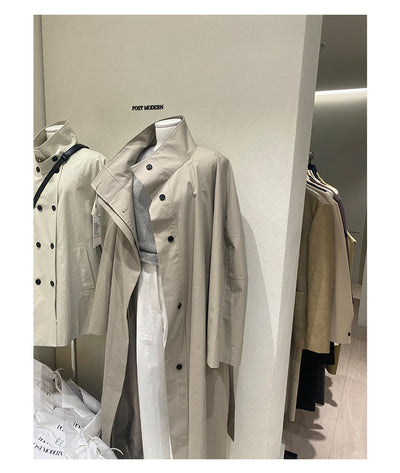 Gabardina Larga de Cuello Alto con Diseño Versátil y Elegancia Contemporánea - Image 22