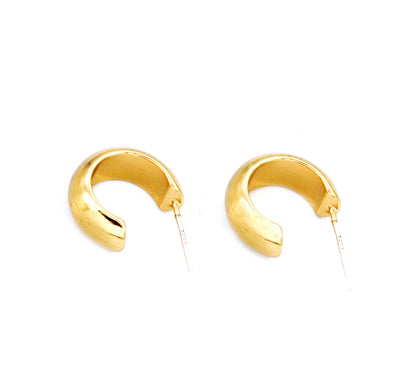 Aretes Dorados en Forma de C - Diseño Elegante y Minimalista - Image 5