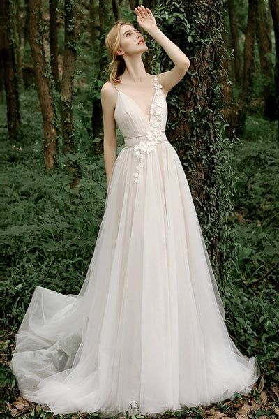 Vestido Minimalista con Escote en V para la Playa - Image 11