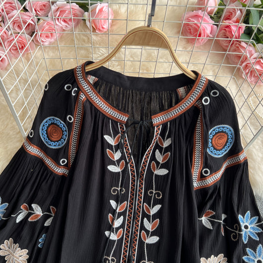 Blusa Elegante con Bordados y Mangas Farol con Cordones - Image 16