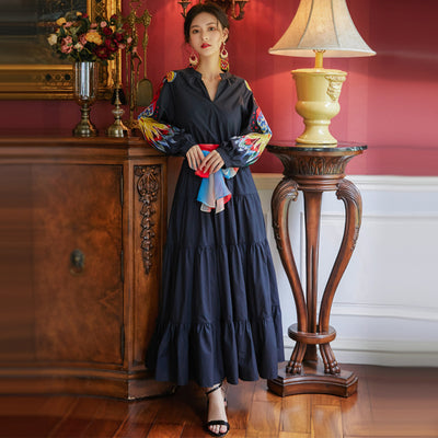 Vestido de Seda con Bordado de Fénix y Contraste