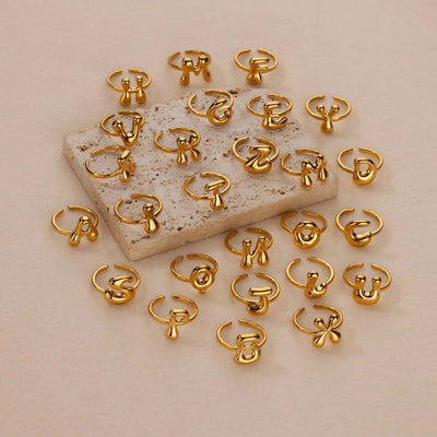 Anillo de Letras Bubble Dorado en Oro 18K Chapado - Image 4