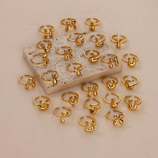 Anillo de Letras Bubble Dorado en Oro 18K Chapado - Image 4
