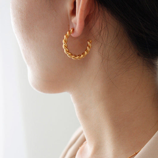 Aretes Dorados Grandes con Aro Clásico de Diseño Moderno - Image 2