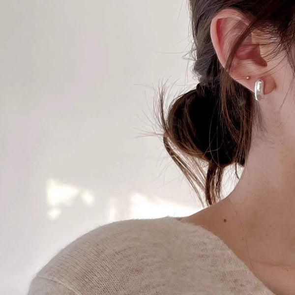Aretes V en Plata - Minimalismo Elegante y Versátil