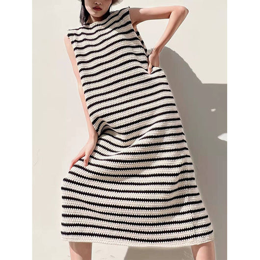 Vestido Tejido sin Mangas a Rayas Blanco y Negro con Escote en Uve - Image 9