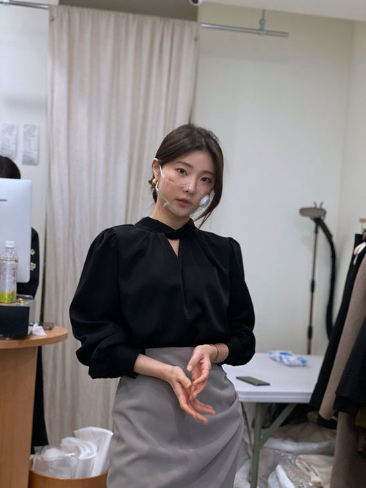Blusa Elegante con Cuello en V y Mangas Abullonadas - Image 11