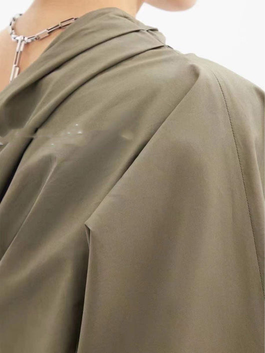 Blusa Elegante con Cadena Metálica, Pliegues Ajustados y Espalda Descubierta - Image 4