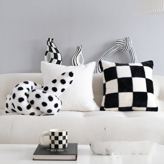 Almohada Decorativa Bordada con Líneas Geométricas Blancas y Negras - Image 5