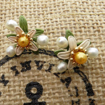 Aretes Retro Flor de Azahar con Perla de Agua Dulce Amarilla y Acabado Lacado Verde - Image 10