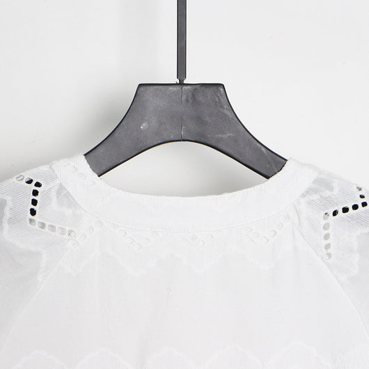 Vestido Corto con Cuello Redondo y Mangas Farol Calado - Image 12