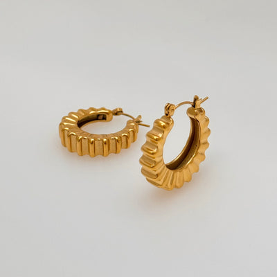Aretes Vintage de Acero Titanio Chapado en Oro 18K con Diseño de Engranaje - Image 4