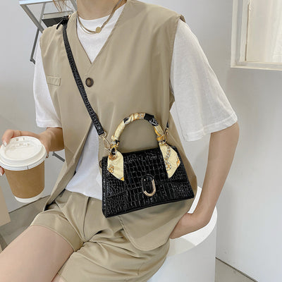 Bolso Bandolera de Cuero Brillante con Pañuelo de Seda para Mujer - Image 9