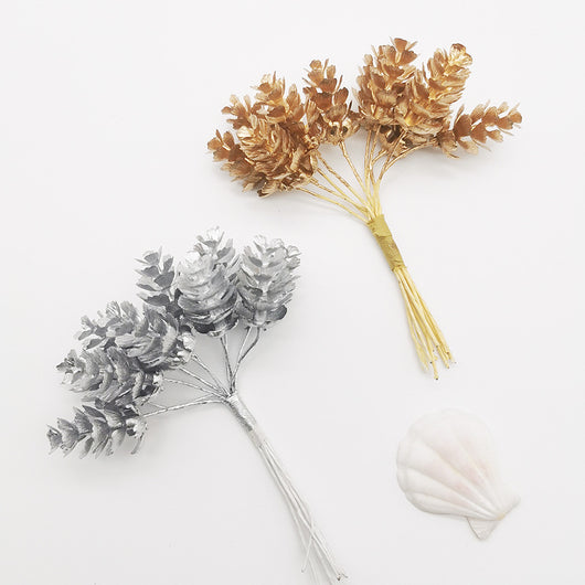 Decoración Navideña Artesanal con Piñas y Ramas de Pino - Image 6