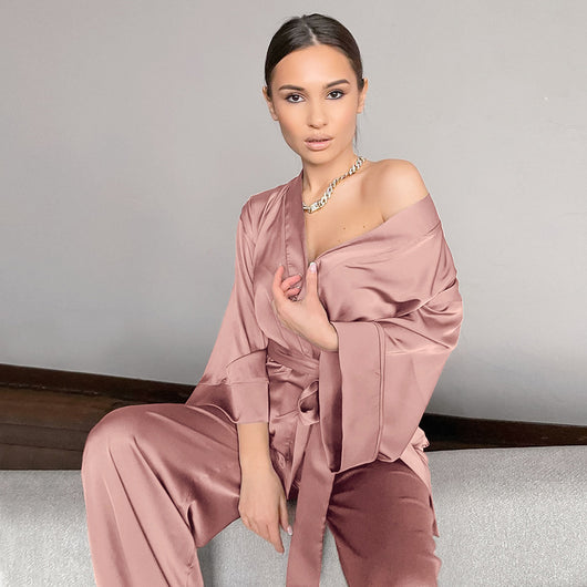 Conjunto Pijama Cardigan Satinado Otoñal con Cordones y Encaje para Mujer - Image 3