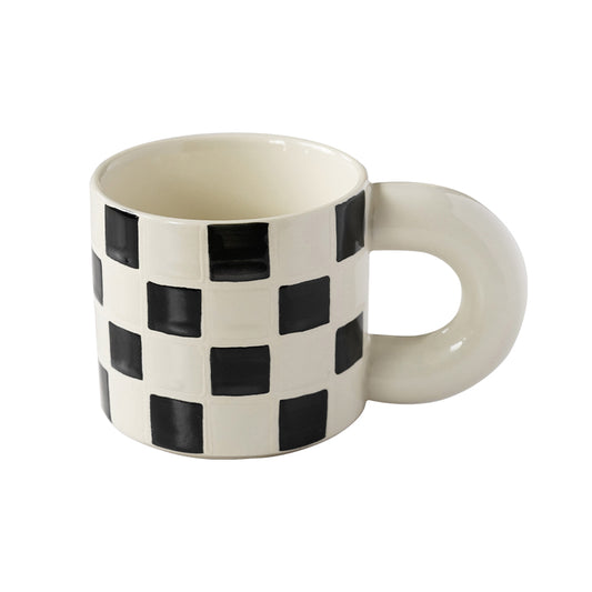 Taza de Cerámica a Cuadros con Asa Ergonómica - Image 2