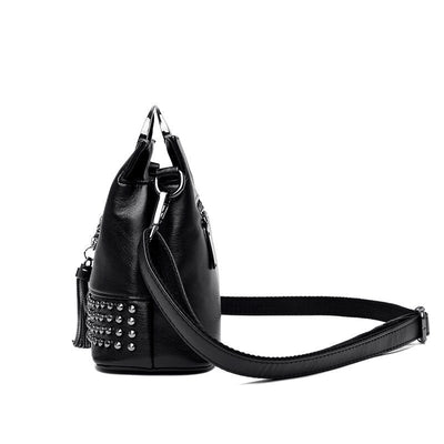 Bolso de Hombro Portátil con Remaches y Borla Trendy - Image 4