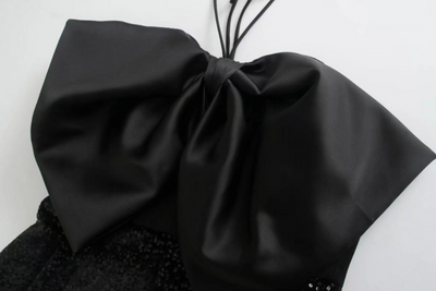Jumpsuit Corto con Lentejuelas y Lazo Elegante - Image 8
