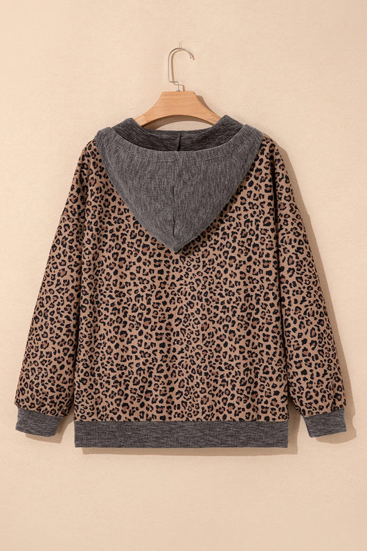 Sudadera Hoodie Khaki con Estampado Leopardo y Cuello Contrastante - Image 2