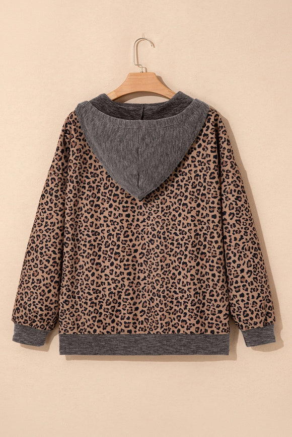 Sudadera Hoodie Khaki con Estampado Leopardo y Cuello Contrastante