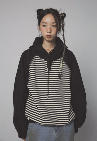 Sudadera Hoodie Suelta con Paneles Rayados y Bordados - Image 5